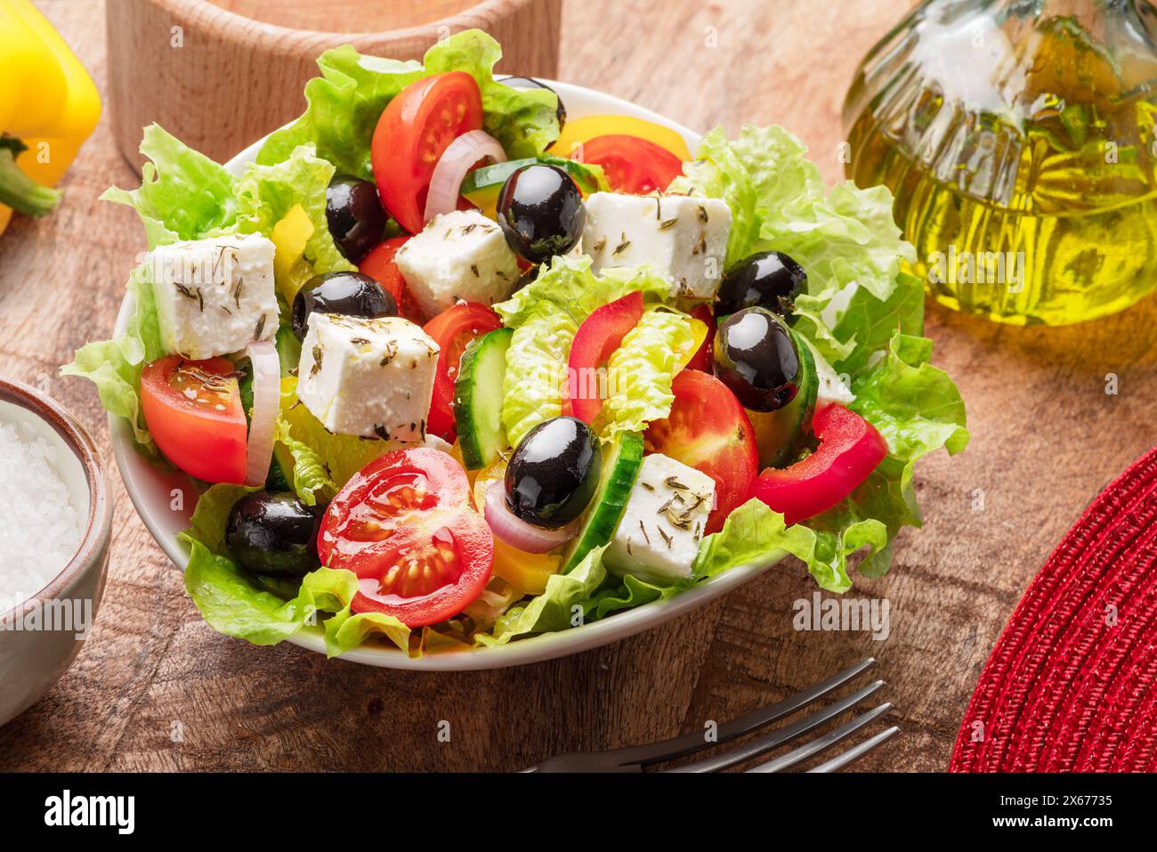 Insalata greca su tavola di legno servita e pronta da mangiare. Foto Stock