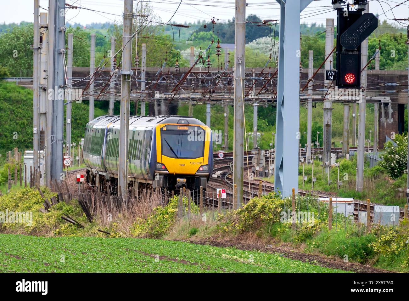Unità multipla diesel classe 195 della ferrovia settentrionale a Winwick sulla linea principale della costa occidentale. Foto Stock