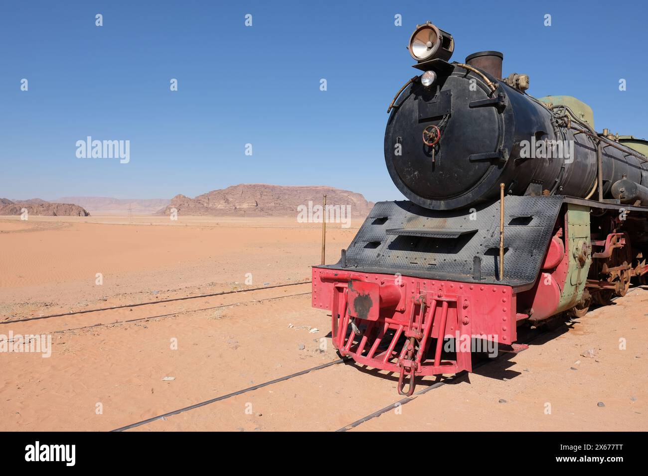 Hejaz, Wadi Rum, Giordania - vecchia locomotiva a vapore ( Nippon 4-6-2 ) gestita dalla ferrovia Jordan Hedjaz nel deserto remoto vicino a Wadi Rum - foto 2023 Foto Stock