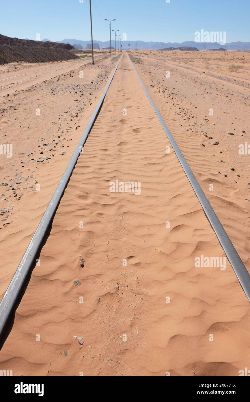 Hejaz, Wadi Rum, Giordania - ferrovia che scompare nella remota sabbia del deserto vicino a Wadi Rum Foto Stock