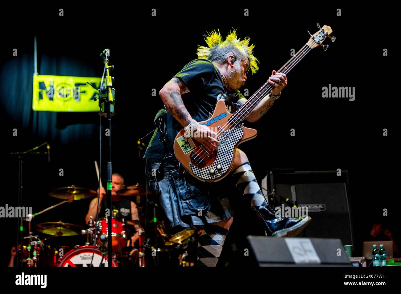 Milano, Italia. 12 maggio 2024. FAT Mike della band punk rock NOFX si esibisce dal vivo al ponte di Milano, il 12 maggio 2024, per gli ultimi show italiani della loro carriera prima di sciogliersi. (Foto di Mairo Cinquetti/NurPhoto) credito: NurPhoto SRL/Alamy Live News Foto Stock