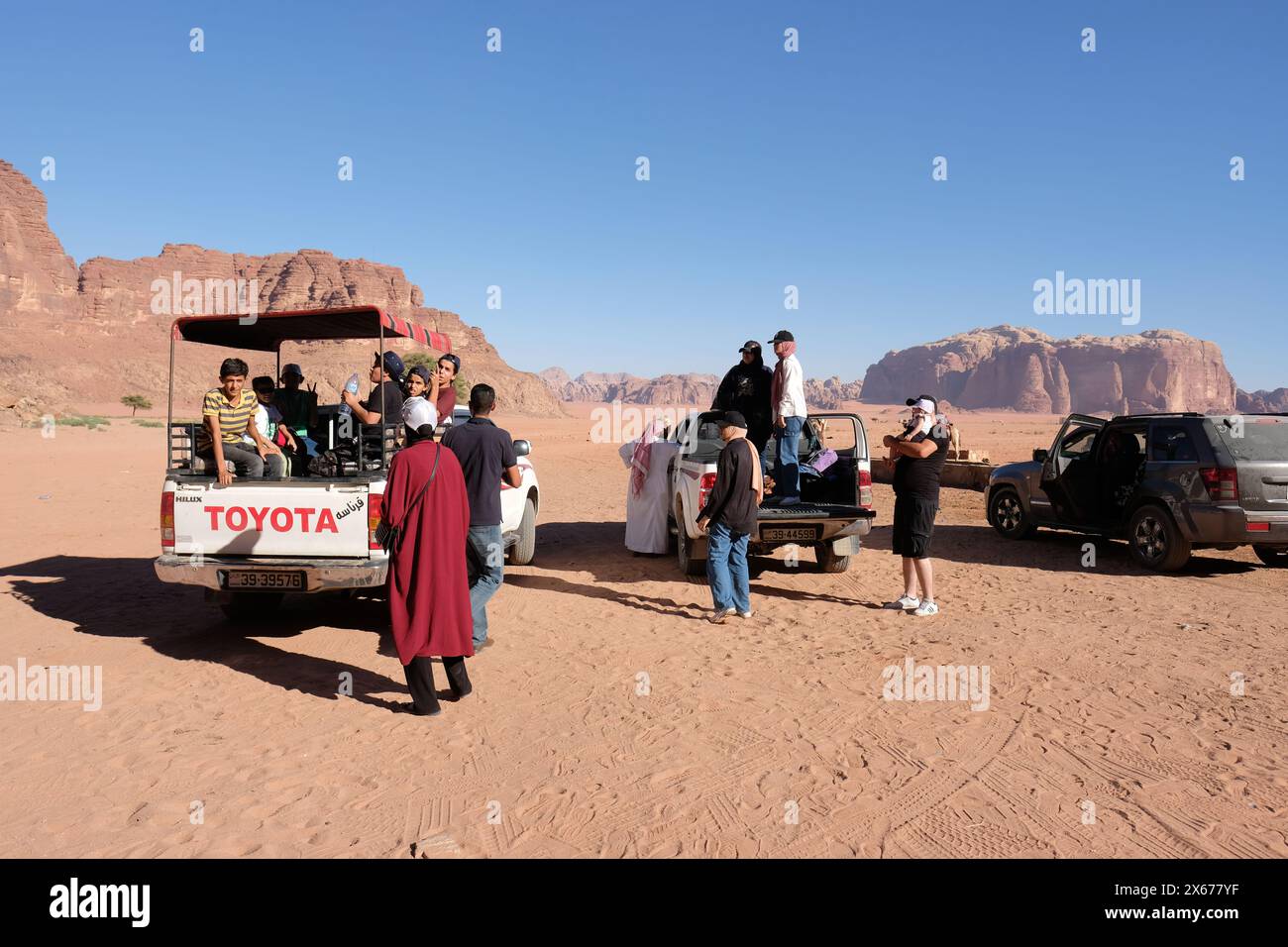 I beduini locali di Wadi Rum Jordan utilizzano veicoli fuoristrada 4x4 attraverso il deserto remoto - agosto 2023 Foto Stock