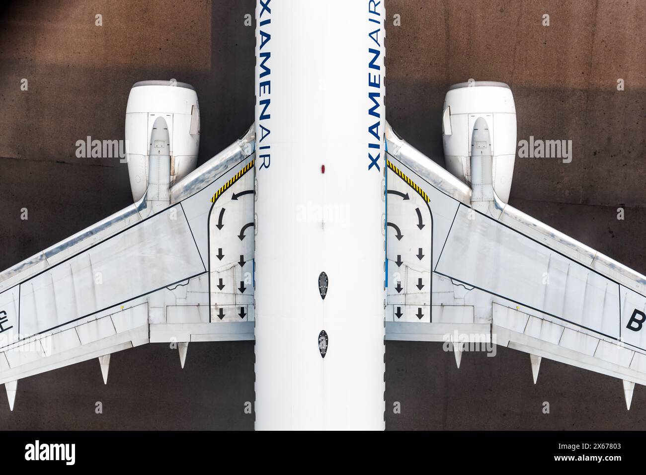 Hong Kong, Cina - 7 aprile 2024: Aeroplano XiamenAir Boeing 737-800 presso l'aeroporto Chek Lap Kok di Hong Kong in Cina. Foto Stock