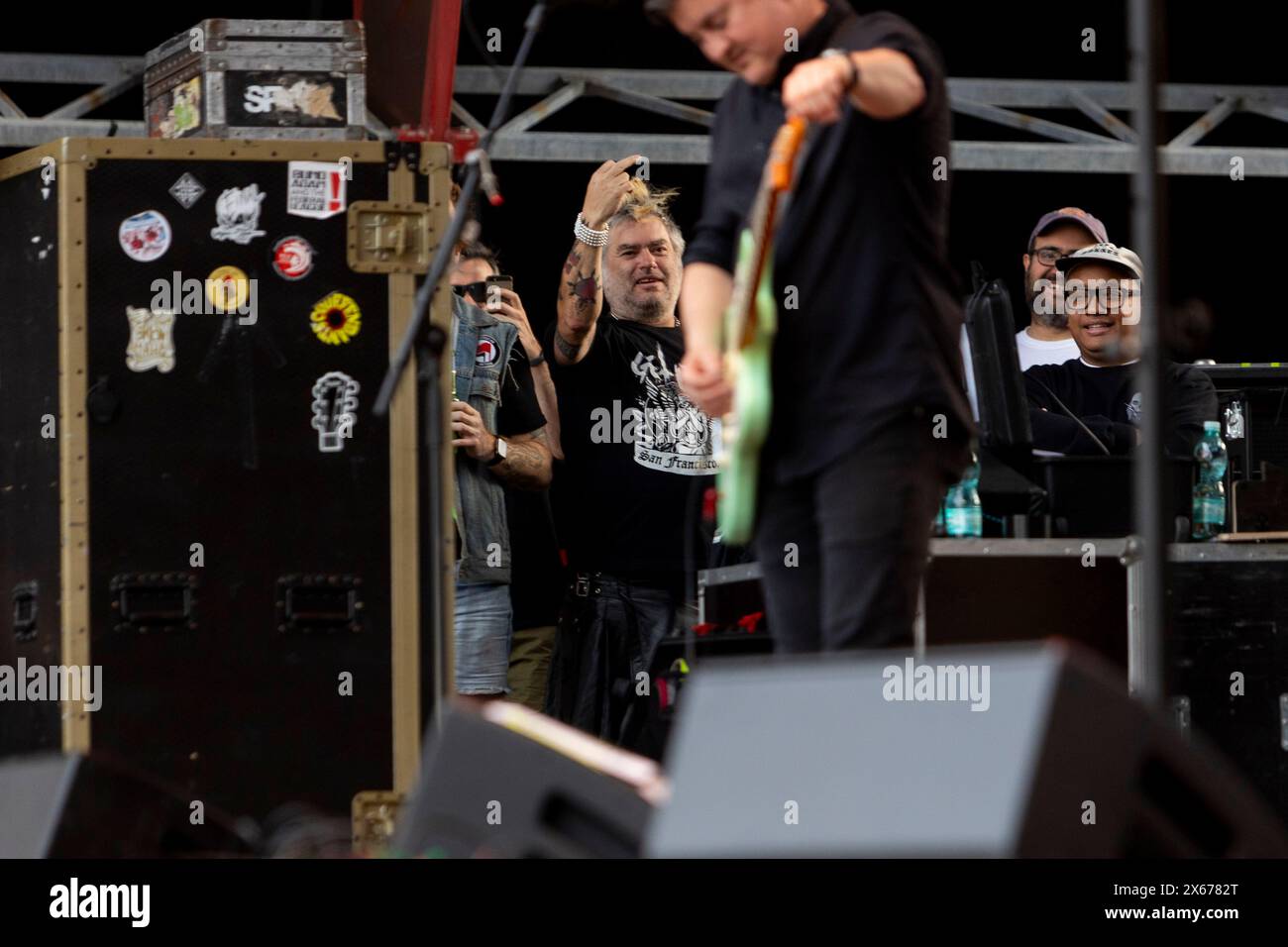 FAT Mike dei NOFX mostra il dito medio durante un concerto al Frank Turner Show al ponte di Milano, il 12 maggio 2024. (Foto di Mairo Cinquetti/NurPhoto) Foto Stock