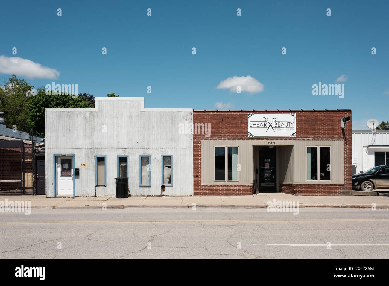 Parrucchiere Shear Beauty e edificio vacante a Marlette Michigan USA Foto Stock