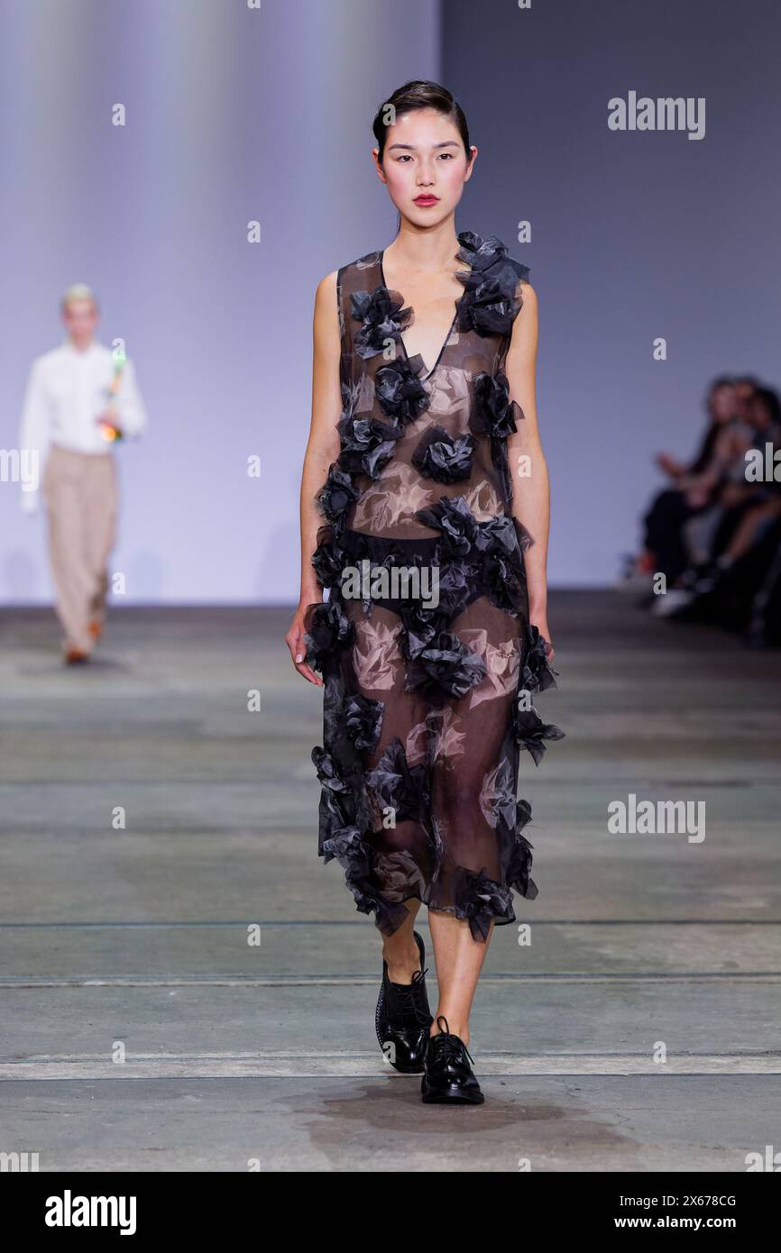Sydney, Australia. 13 maggio 2024. Una modella cammina sulla passerella durante lo spettacolo Rory William Dochert durante l'Australian Fashion Week presentato da Pandora 2024 al Carriageworks il 13 maggio 2024 a Sydney, Australia Credit: IOIO IMAGES/Alamy Live News Foto Stock