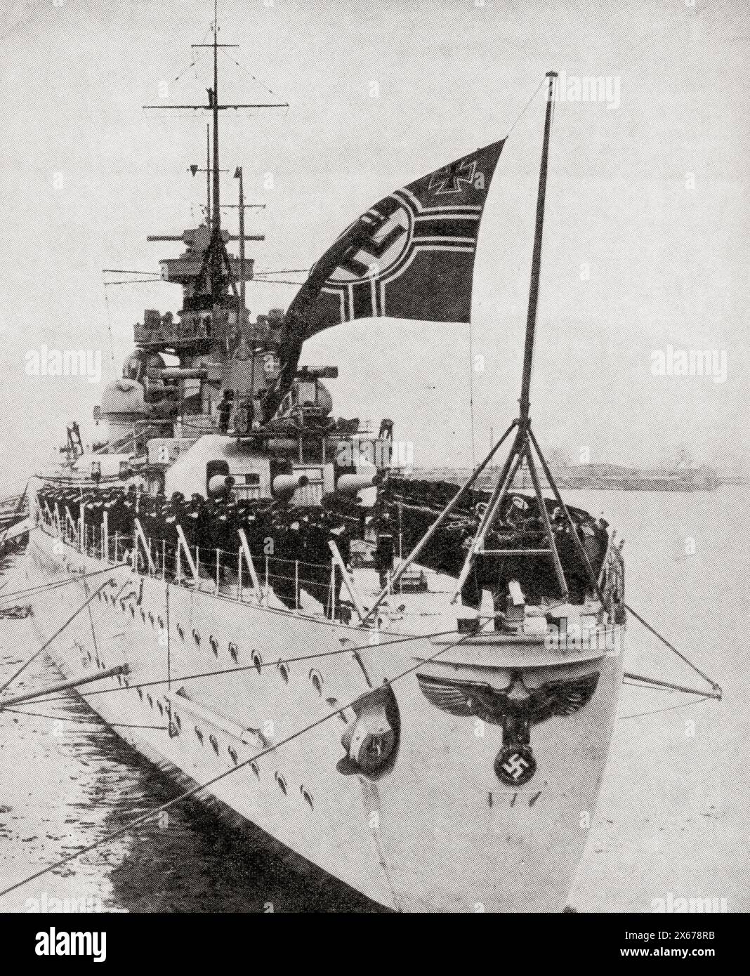 La Scharnhorst, una nave da battaglia tedesca, nota anche come corazzata o incrociatore da battaglia, della Kriegsmarine tedesca, affondata dalla nave da battaglia della Royal Navy HMS Duke of York e dalle sue scorte durante la battaglia del Capo Nord, il 26 dicembre 1943. Da The War in Pictures, Fifth Year. Foto Stock
