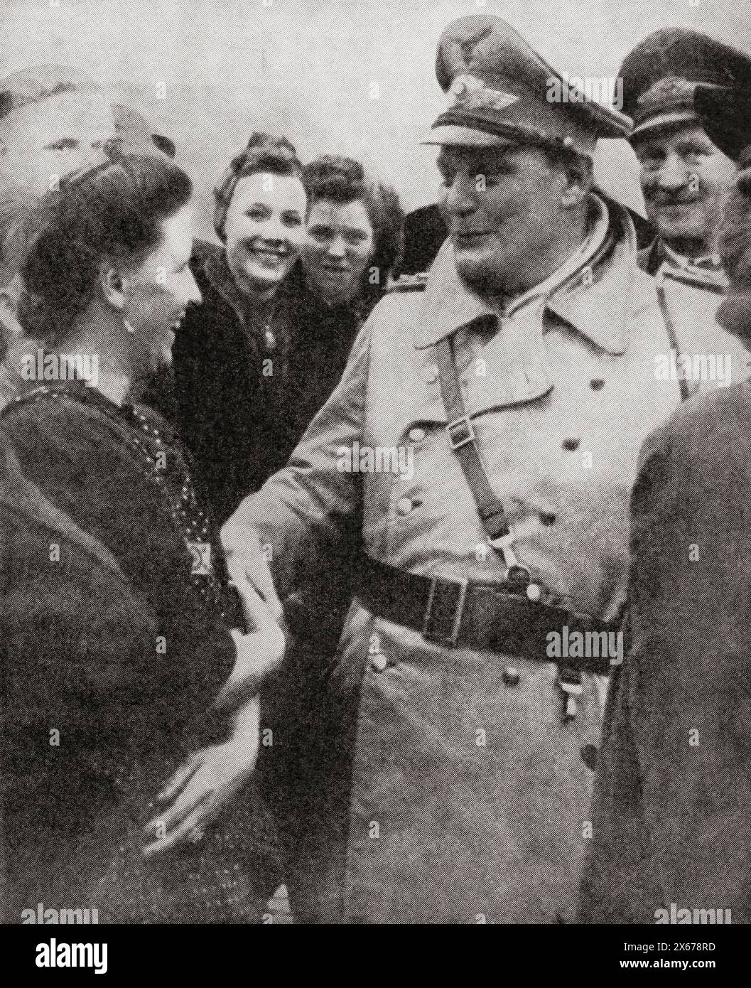 Hermann Wilhelm Göring, o Goering, 1893–1946. Politico tedesco, capo militare e criminale di guerra condannato. Visto qui visitare aree danneggiate da bombe nel Reich durante la seconda guerra mondiale. Da The War in Pictures, Fifth Year. Foto Stock