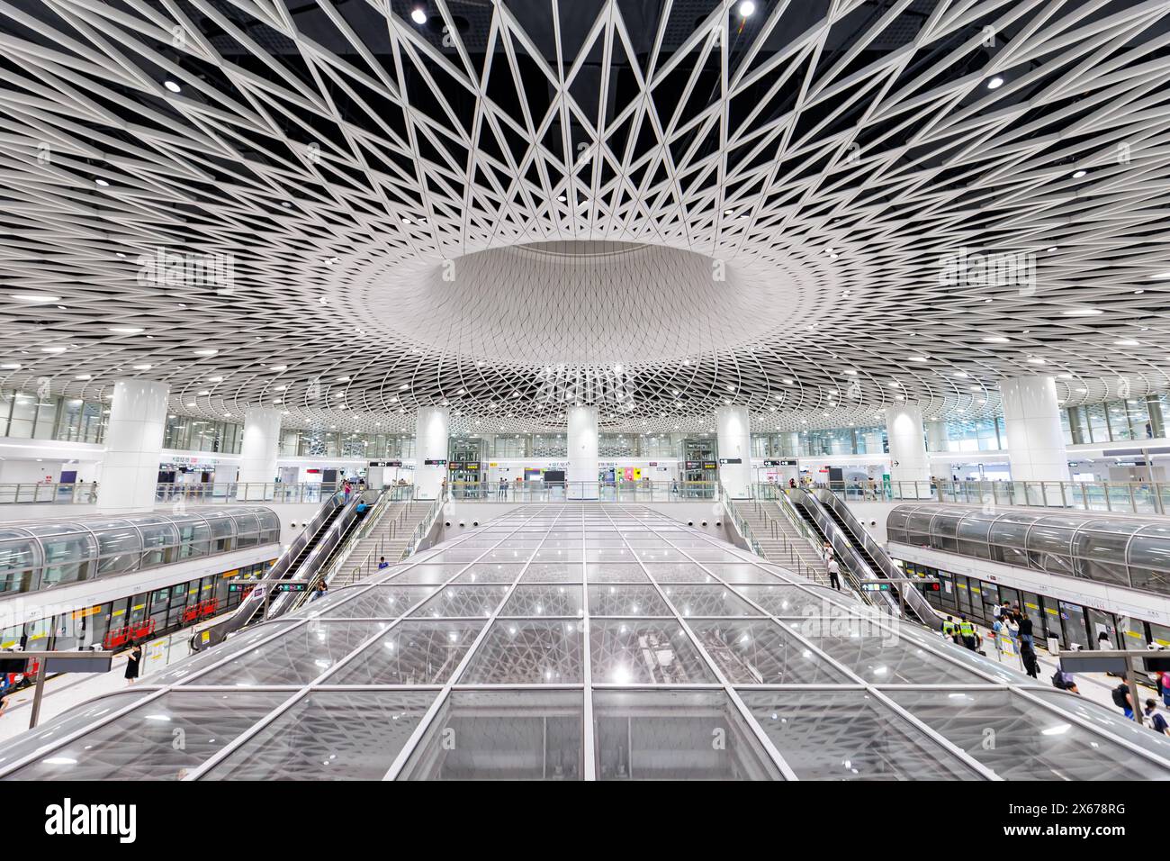 Shenzhen, Cina - 3 aprile 2024: Shenzhen Metro Transit architettura moderna nella stazione della metropolitana dei trasporti pubblici Gangxia North a Shenzhen, Cina. Foto Stock