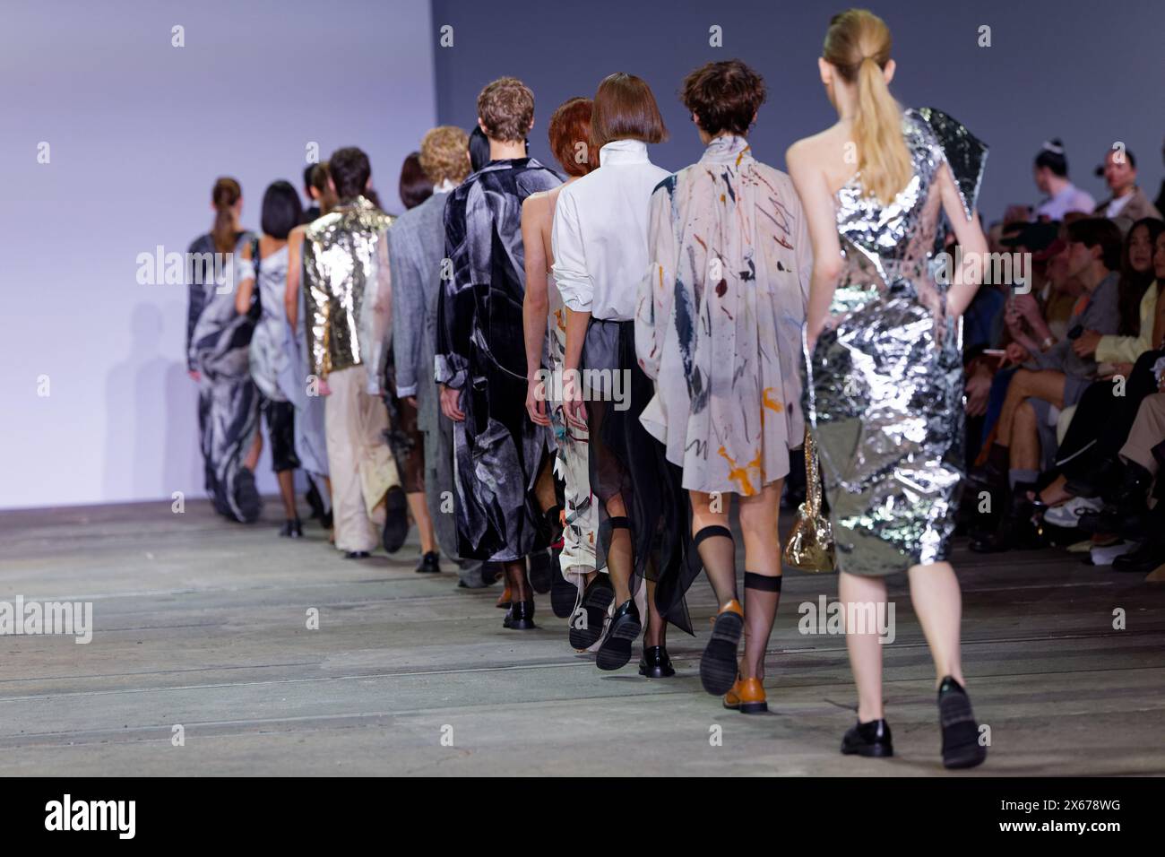 Sydney, Australia. 13 maggio 2024. Una modella cammina sulla passerella durante lo spettacolo Rory William Dochert durante l'Australian Fashion Week presentato da Pandora 2024 al Carriageworks il 13 maggio 2024 a Sydney, Australia Credit: IOIO IMAGES/Alamy Live News Foto Stock
