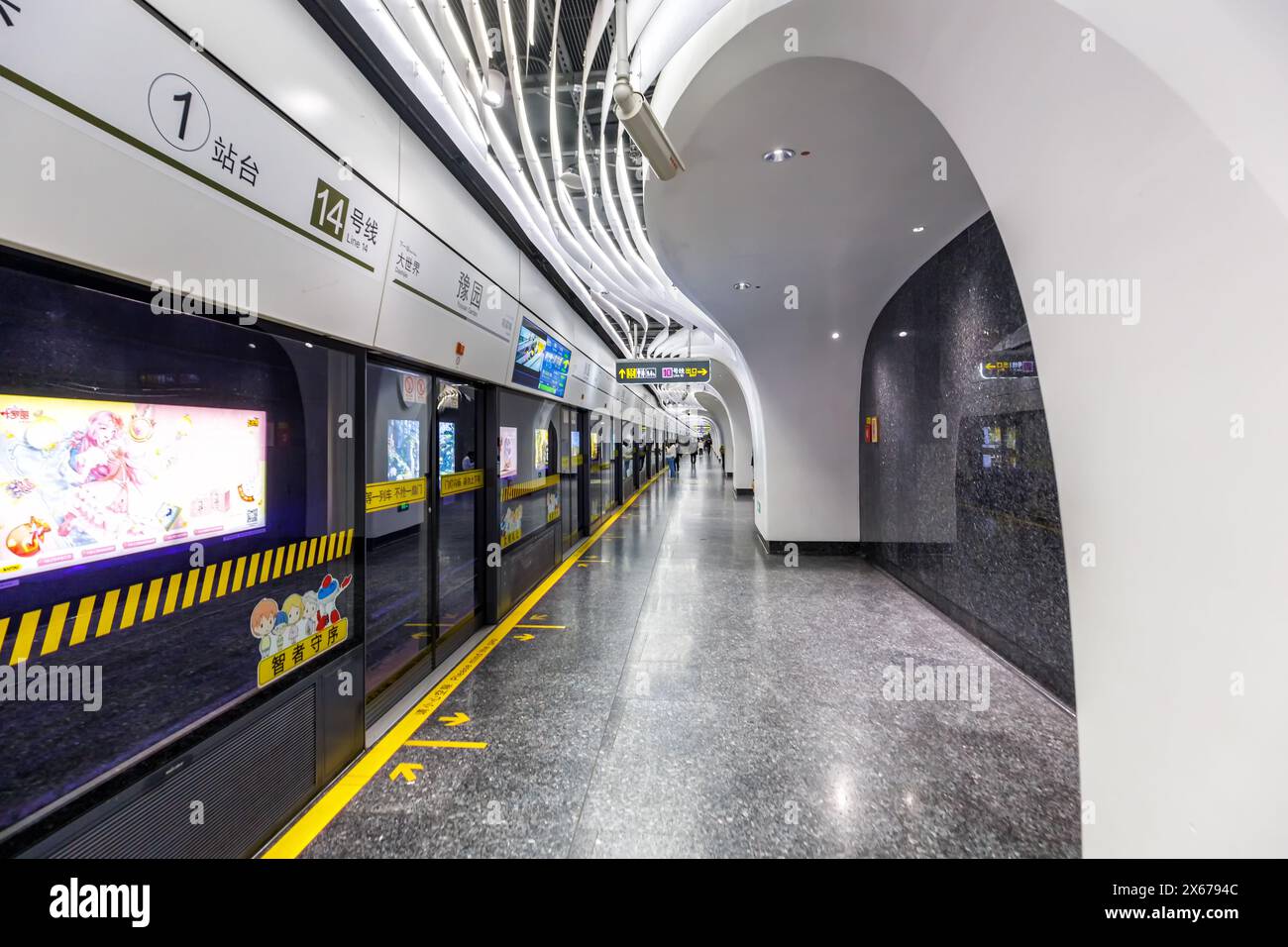 Shanghai, Cina - 10 aprile 2024: Metropolitana di Shanghai, architettura moderna nella stazione metropolitana dei trasporti pubblici Yuyuan Garden a Shanghai, Cina. Foto Stock