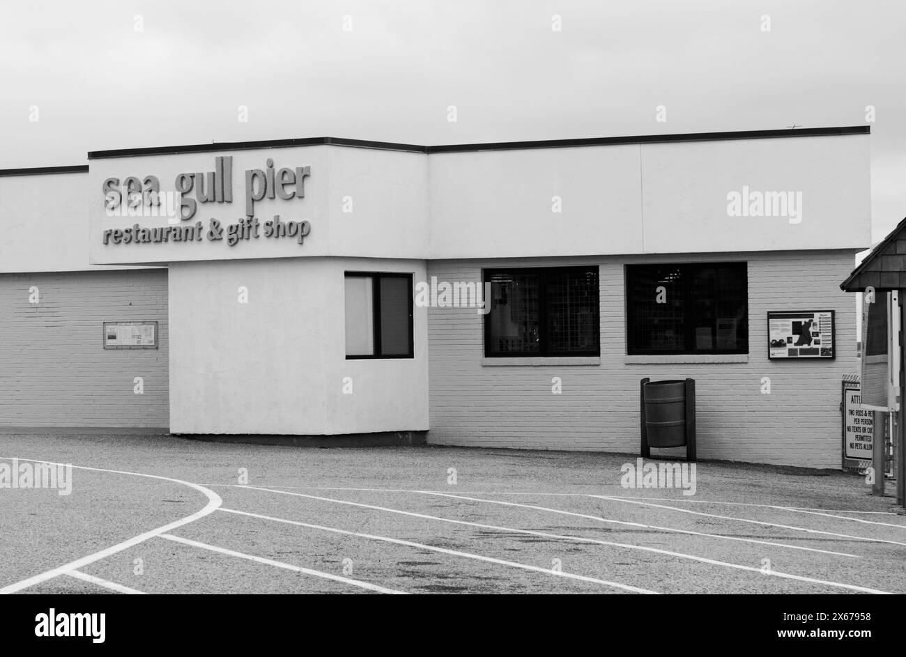 Sea Gull Pier Restaurant sul ponte e tunnel della baia di Chesapeake, Virginia, Stati Uniti. Foto Stock