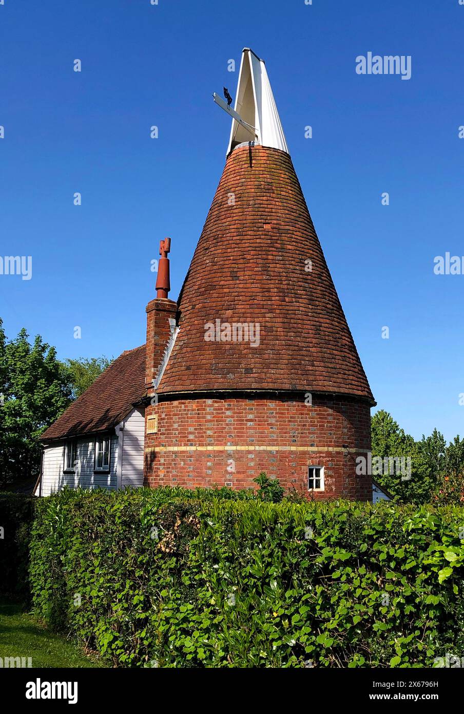 Una casa di rovere nel Sussex, in Inghilterra, tradizionalmente utilizzata per asciugare il luppolo come parte del processo di produzione della birra. Foto Stock