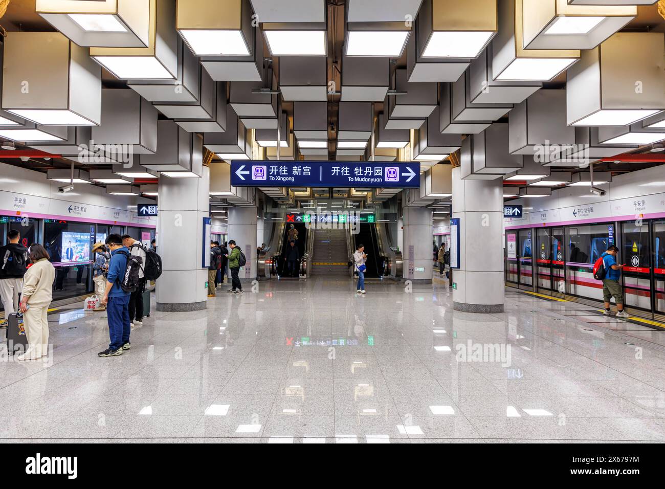 Pechino, Cina - 12 aprile 2024: Pechino Metro Transit architettura moderna nella stazione della metropolitana dei trasporti pubblici Ping'anli a Pechino, Cina. Foto Stock