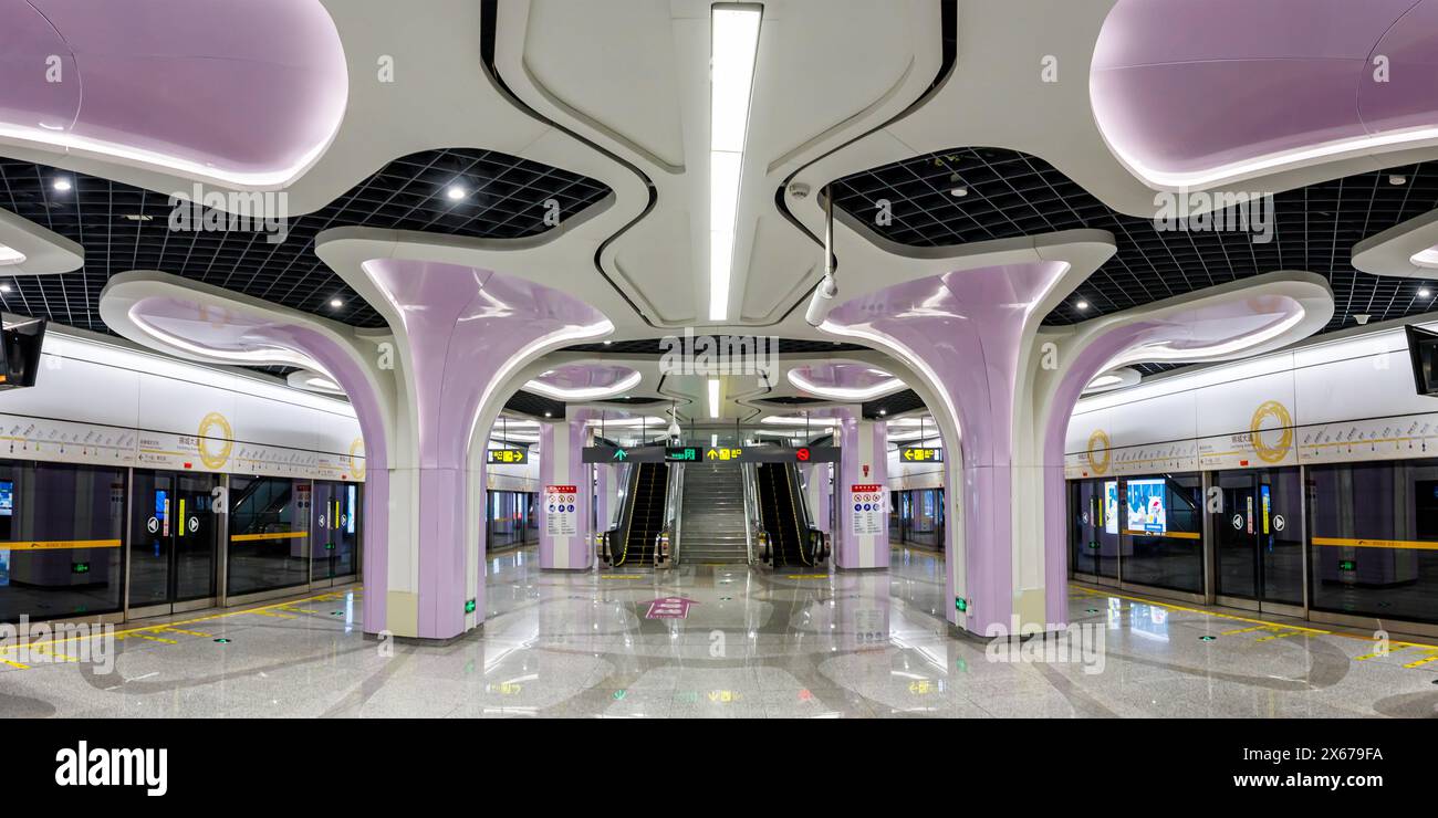 Chengdu, Cina - 8 aprile 2024: La stazione della metropolitana di Chengdu Jincheng Avenue transitano in un'architettura moderna nei trasporti pubblici a Chengdu, Cina. Foto Stock