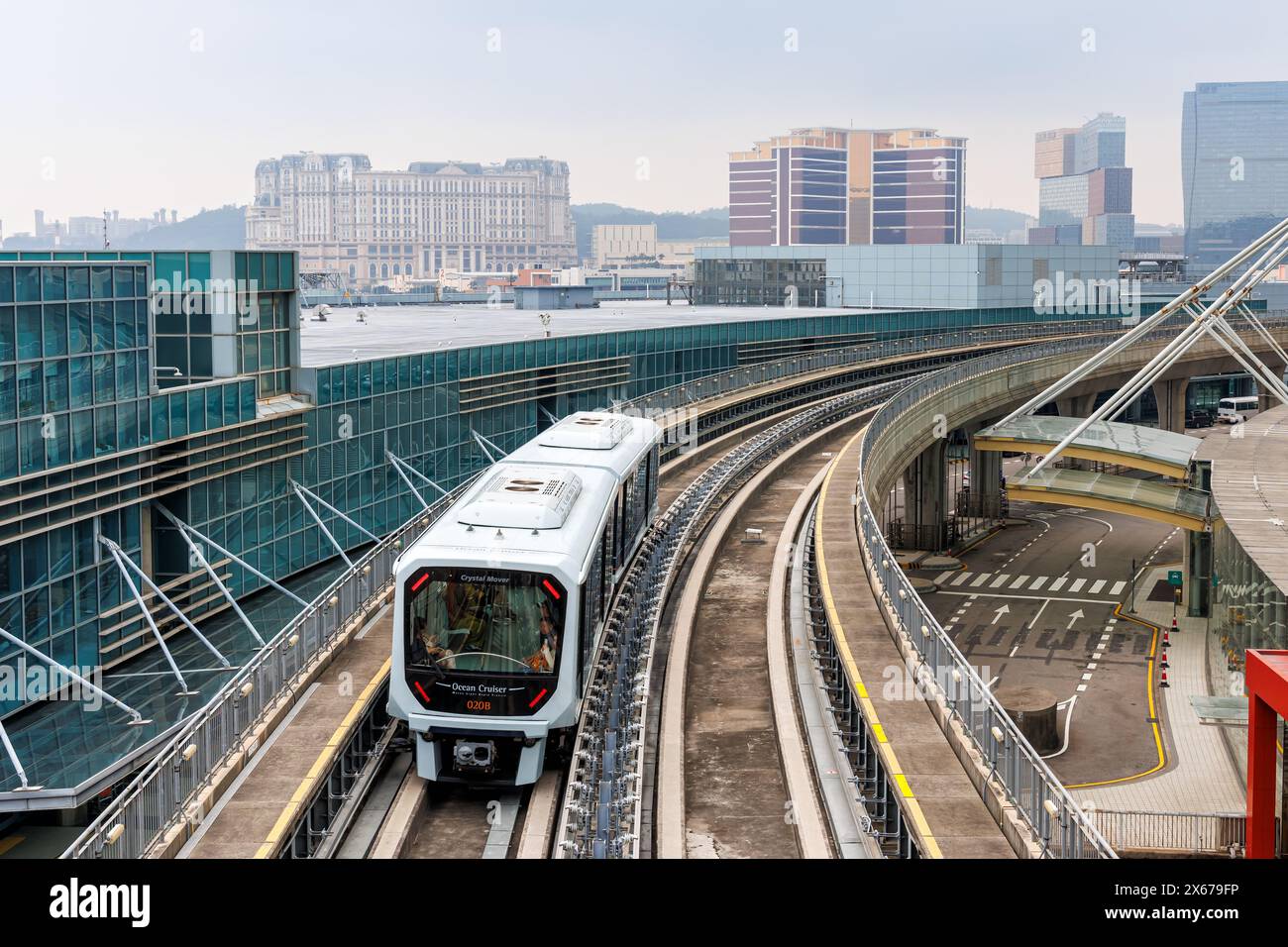 Macao, Cina - 5 aprile 2024: Treno automatico senza conducente Macao Light Rapid Transit presso la stazione dei trasporti pubblici di Macao, Cina. Foto Stock