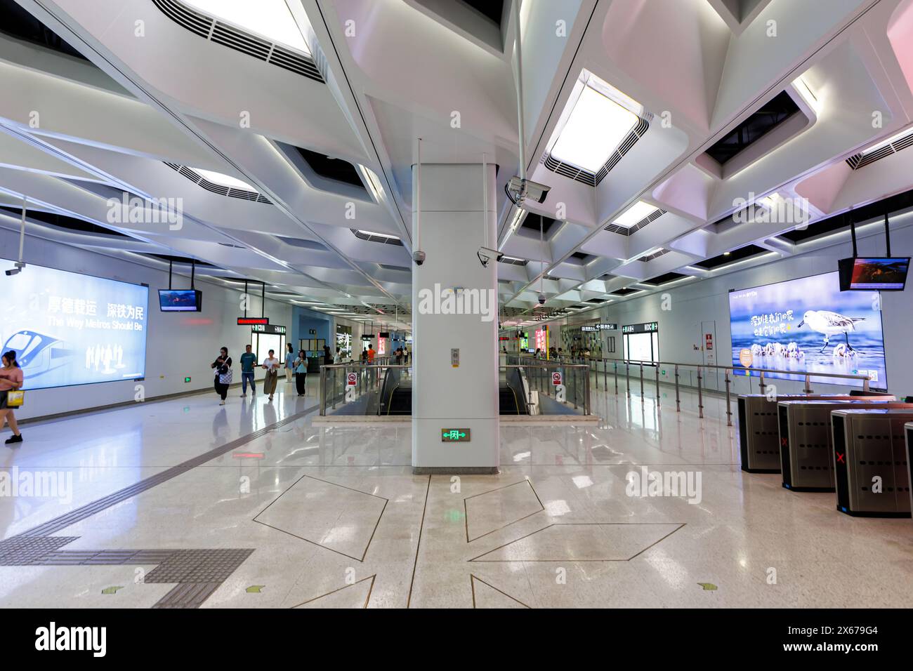 Shenzhen, Cina - 4 aprile 2024: Stazione della metropolitana di Shenzhen Huanancheng Transit architettura moderna nei trasporti pubblici a Shenzhen, Cina. Foto Stock