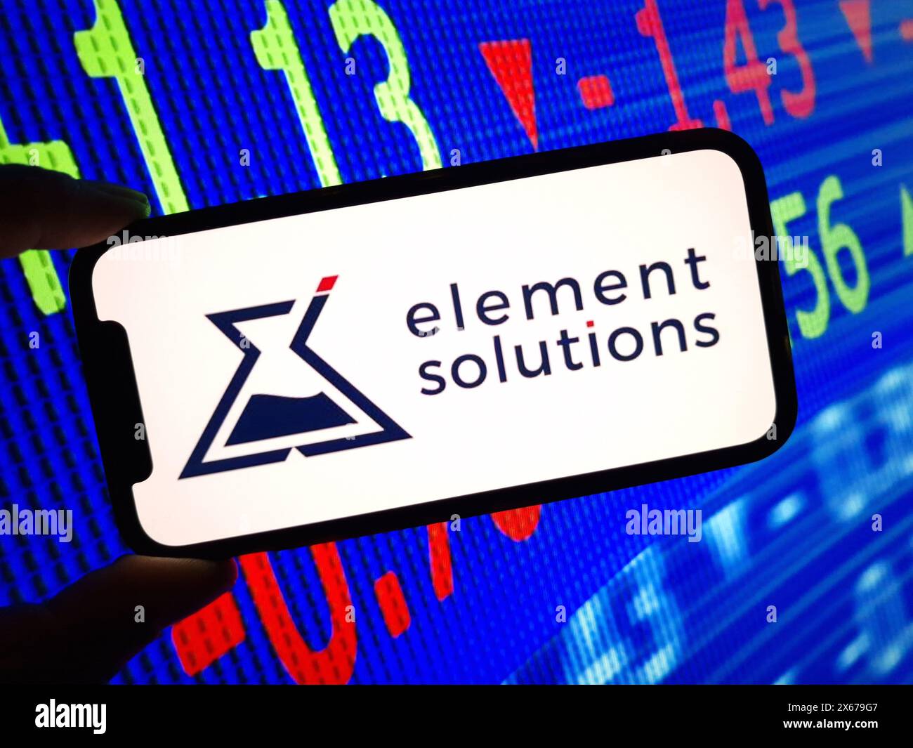 Konskie, Polonia - 12 maggio 2024: Logo aziendale Element Solutions visualizzato sul telefono cellulare Foto Stock