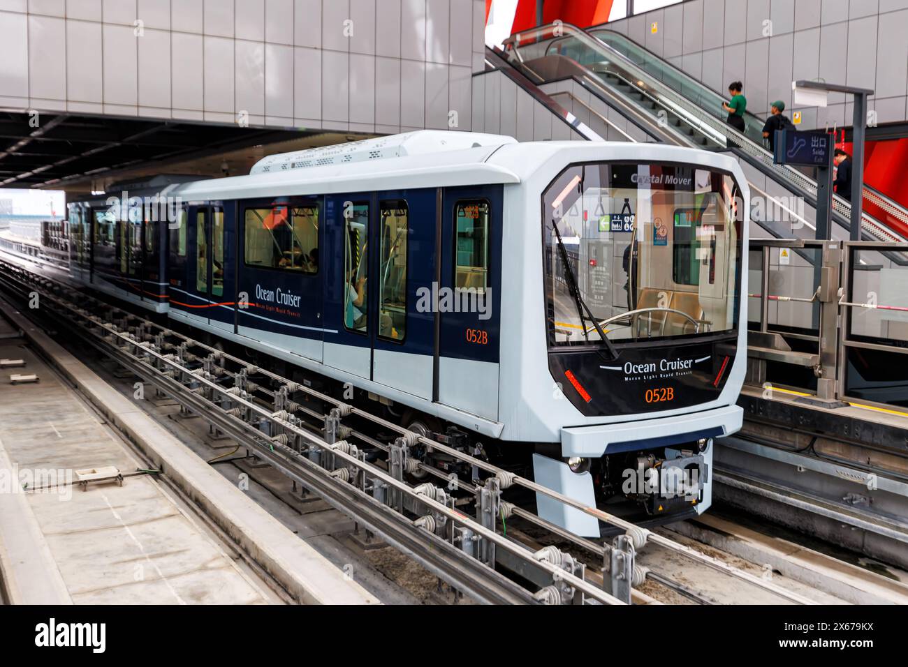 Macao, Cina - 5 aprile 2024: Treno automatico senza conducente Macao Light Rapid Transit presso la stazione dei trasporti pubblici di Macao, Cina. Foto Stock