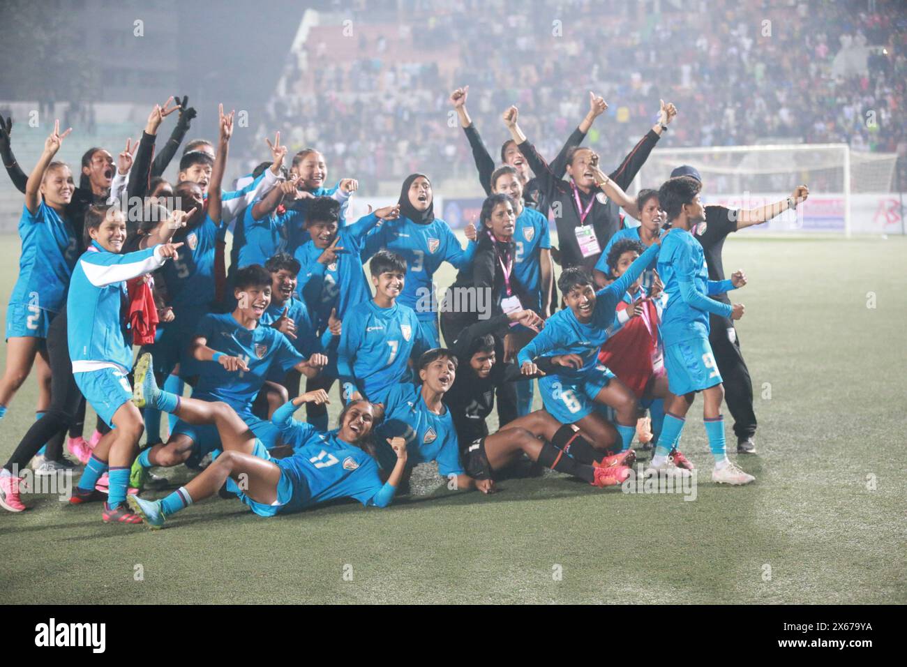 Le ragazze indiane hanno celebrato la vittoria dopo il verdetto iniziale, che hanno celebrato di essere campionesse congiunte con il Bangladesh dopo il SAFF Under-19 Women’s Cham Foto Stock