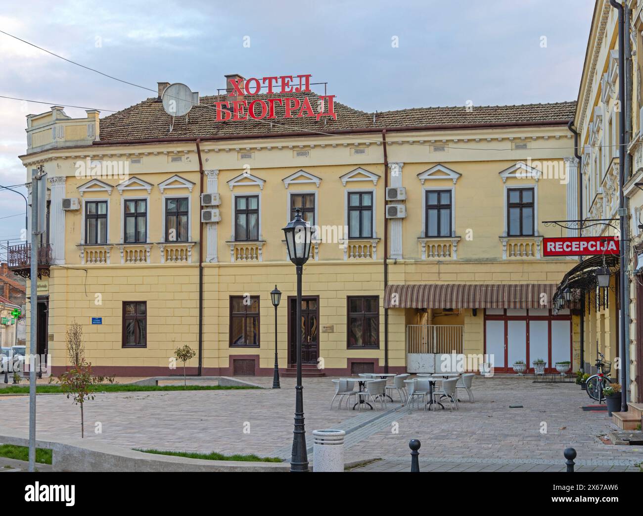 Negotin, Serbia - 14 marzo 2024: Hotel a tre stelle Beograd, edificio storico in Piazza della città, pomeriggio primaverile. Foto Stock