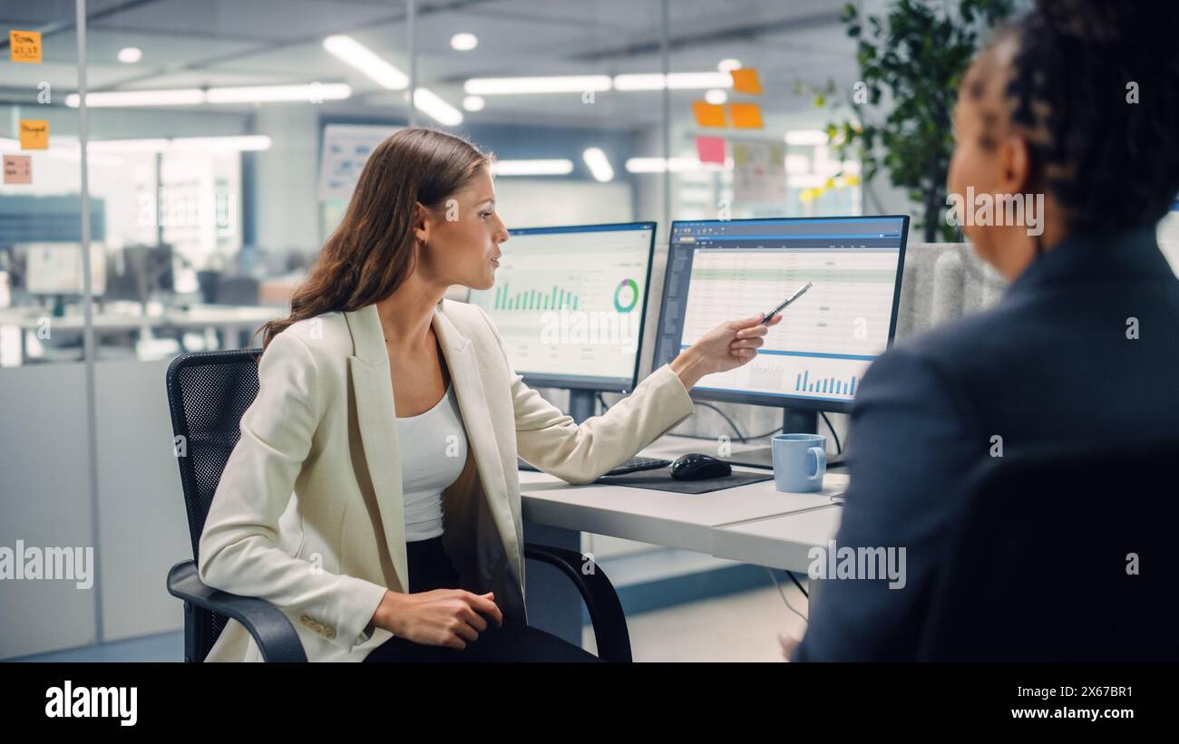Un manager esperto e un giovane dipendente discutono di progetti commerciali, finanziari e di marketing. Young Director che punta sullo schermo, Scolds the Employee in Modern Business Office. Foto Stock