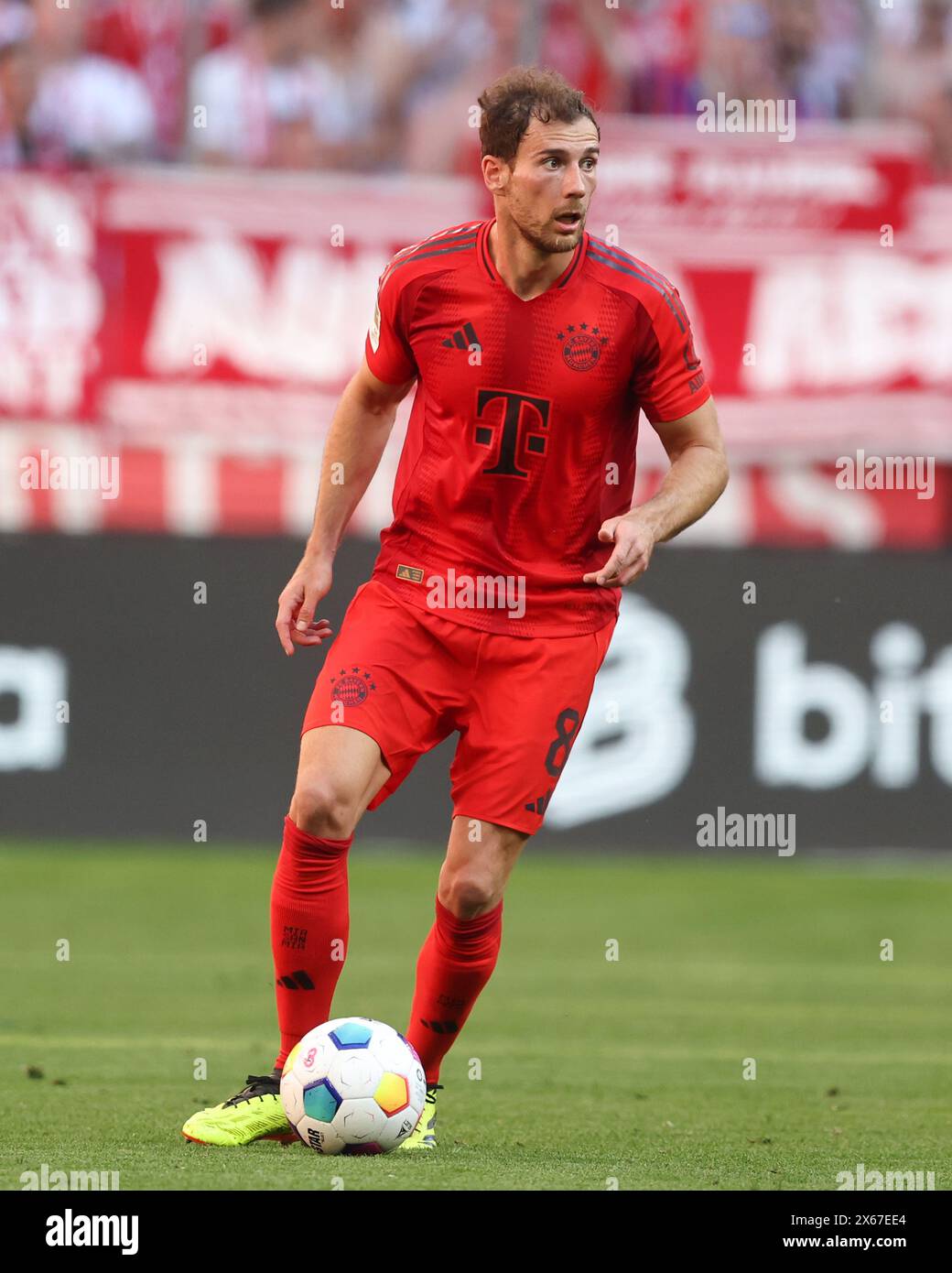 MONACO DI BAVIERA, GERMANIA - 12 MAGGIO: Leon Goretzka del Bayern Muenchen corre con un pallone durante la partita di Bundesliga tra il Bayern München e il Wolfsburg all'Allianz Arena il 12 maggio 2024 a Monaco di Baviera, Germania. © diebilderwelt / Alamy Stock Foto Stock