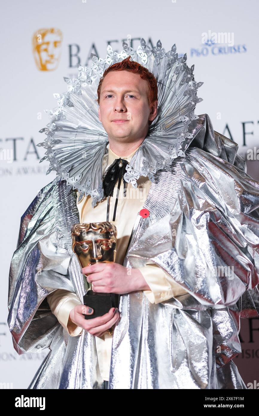 Londra, Regno Unito. 12 maggio 2024. Joe Lycett posa con l'Entertainment Performance BAFTA fotografato dietro le quinte nella sala stampa BAFTA TV Awards con P&o Cruises 2024. Foto di Julie Edwards./Alamy Live News Foto Stock