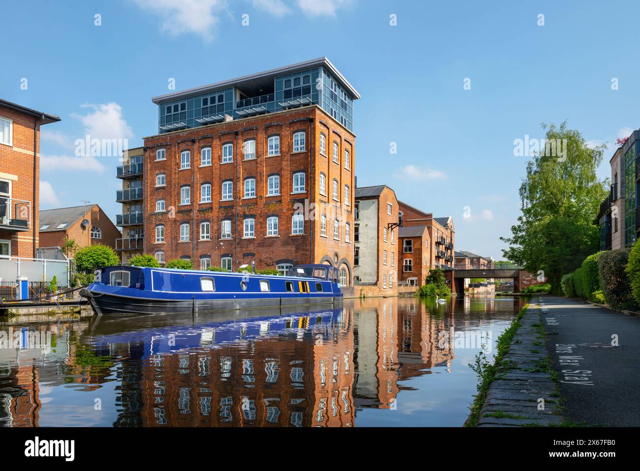 Immagini del canale di Birmingham Worcester vicino al bacino Diglis nel centro di Worcester, circondato da edifici in mattoni per residenza domestica. Foto Stock