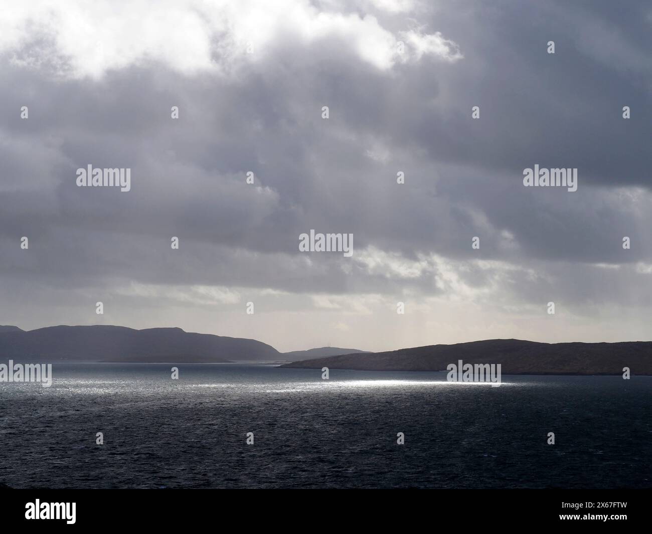 Cieli bui sopra Sound of barra da Eriskay, Ebridi esterne, Scozia Foto Stock
