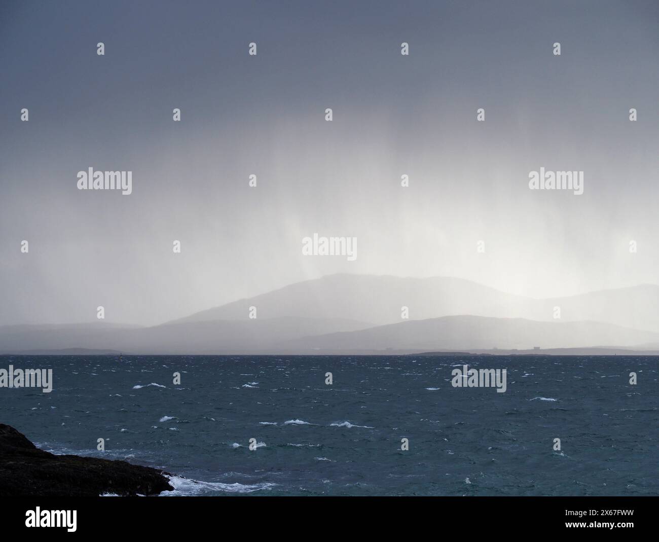 Cieli bui sopra Sound of barra da Eriskay, Ebridi esterne, Scozia Foto Stock