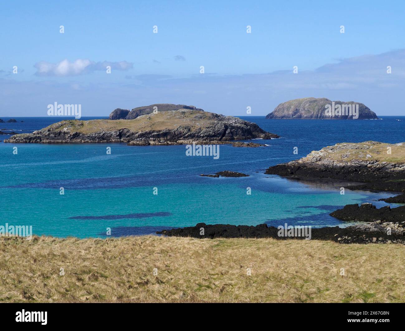 Vista a nord di Sean Bheinn e Bearasaigh da Cealasaigh, Loch Roag esterno, Lewis, Ebridi esterne, Scozia Foto Stock