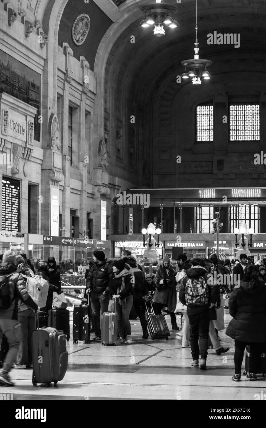 Milano, Italia - 2 gennaio 2024: Persone alla stazione ferroviaria di Milano centrale Foto Stock