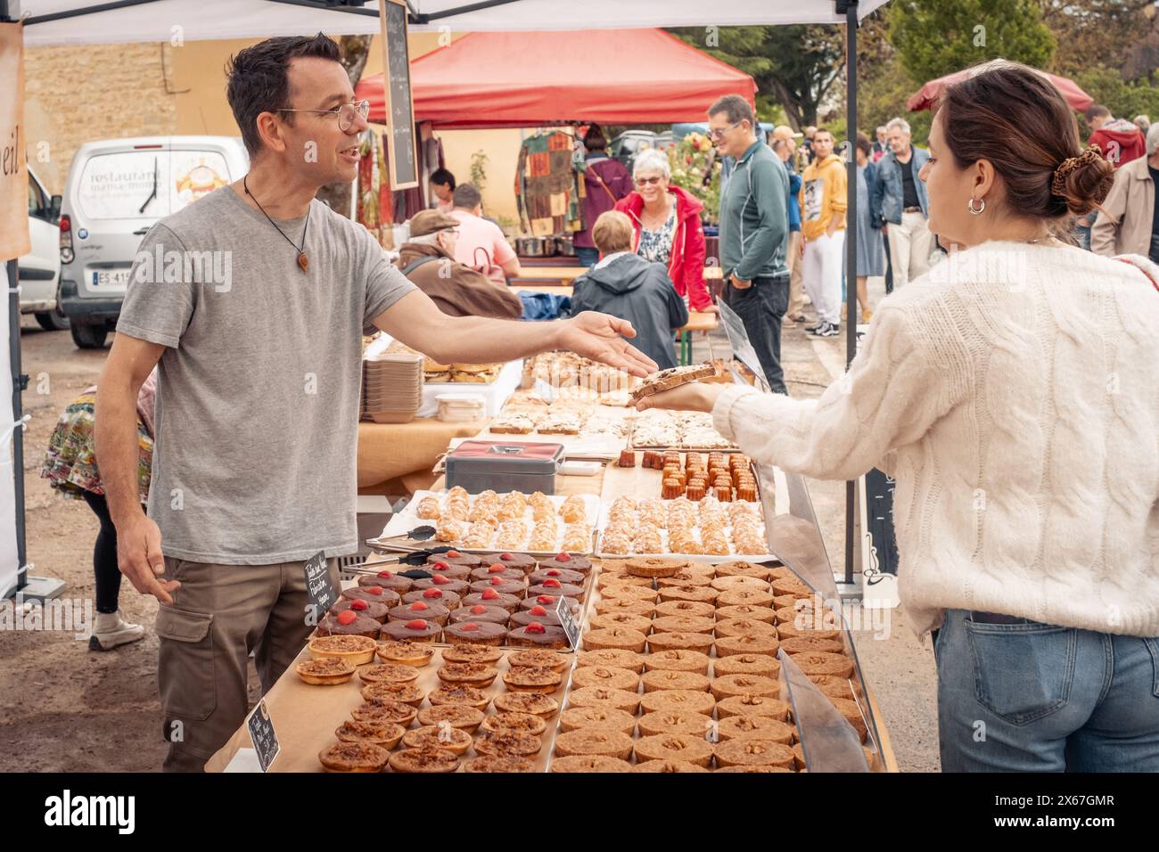 Nabirat, Nouvelle-Aquitaine, Francia - 12 maggio 2024: Un artigiano che vende dolci e torte all'annuale fiera delle fragole, Foire de la Fraise, a Nabir Foto Stock