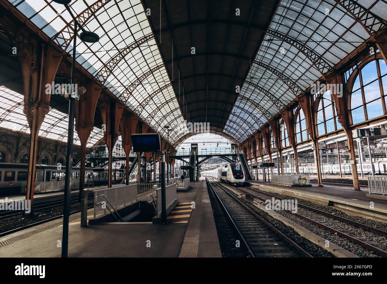 Nizza, Francia - 6 gennaio 2024: Treno TGV OuiGo sulla piattaforma della stazione ferroviaria di Nizza Foto Stock