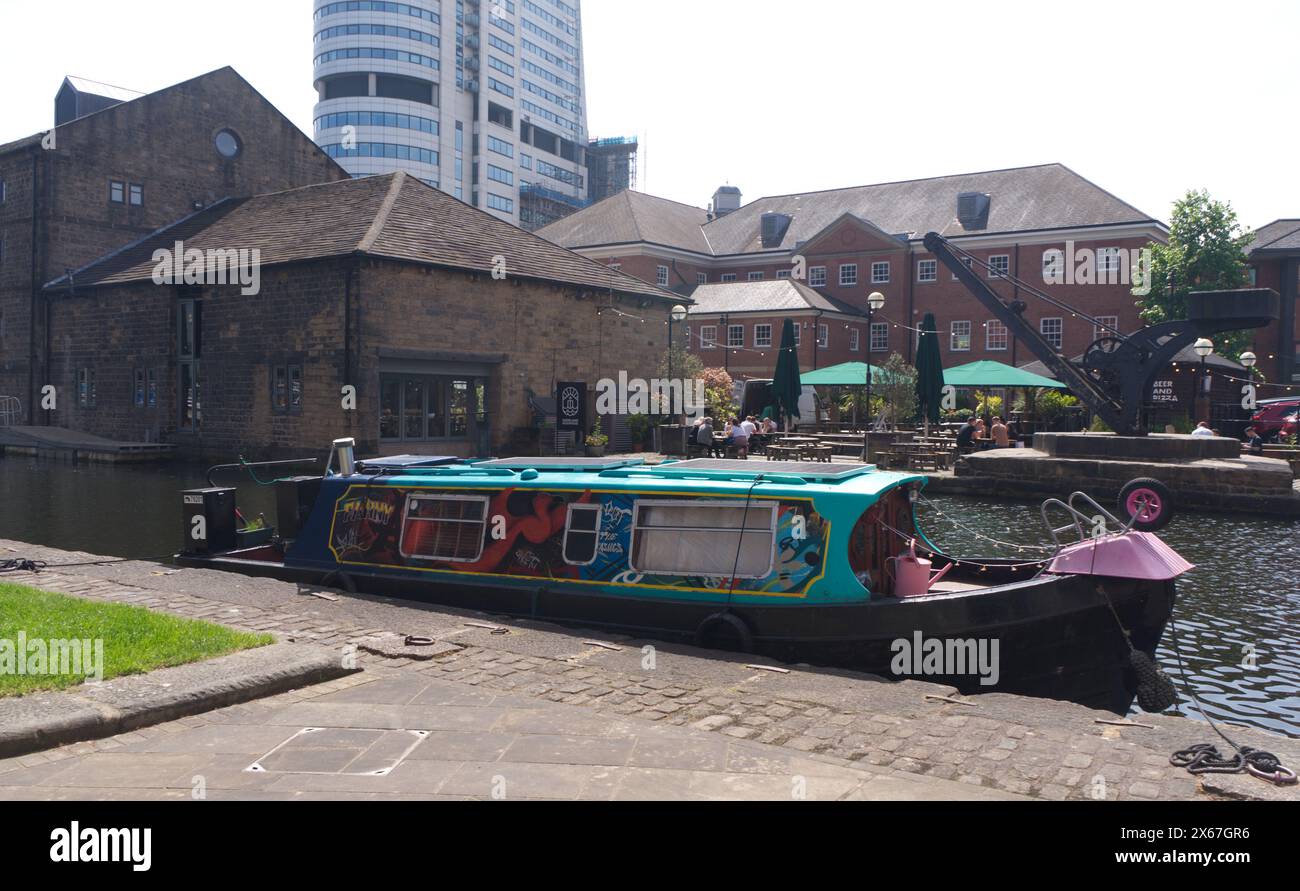 Colorata Canal Narrow Boat, Granary Wharf, Leeds, Yorkshire. Foto Stock