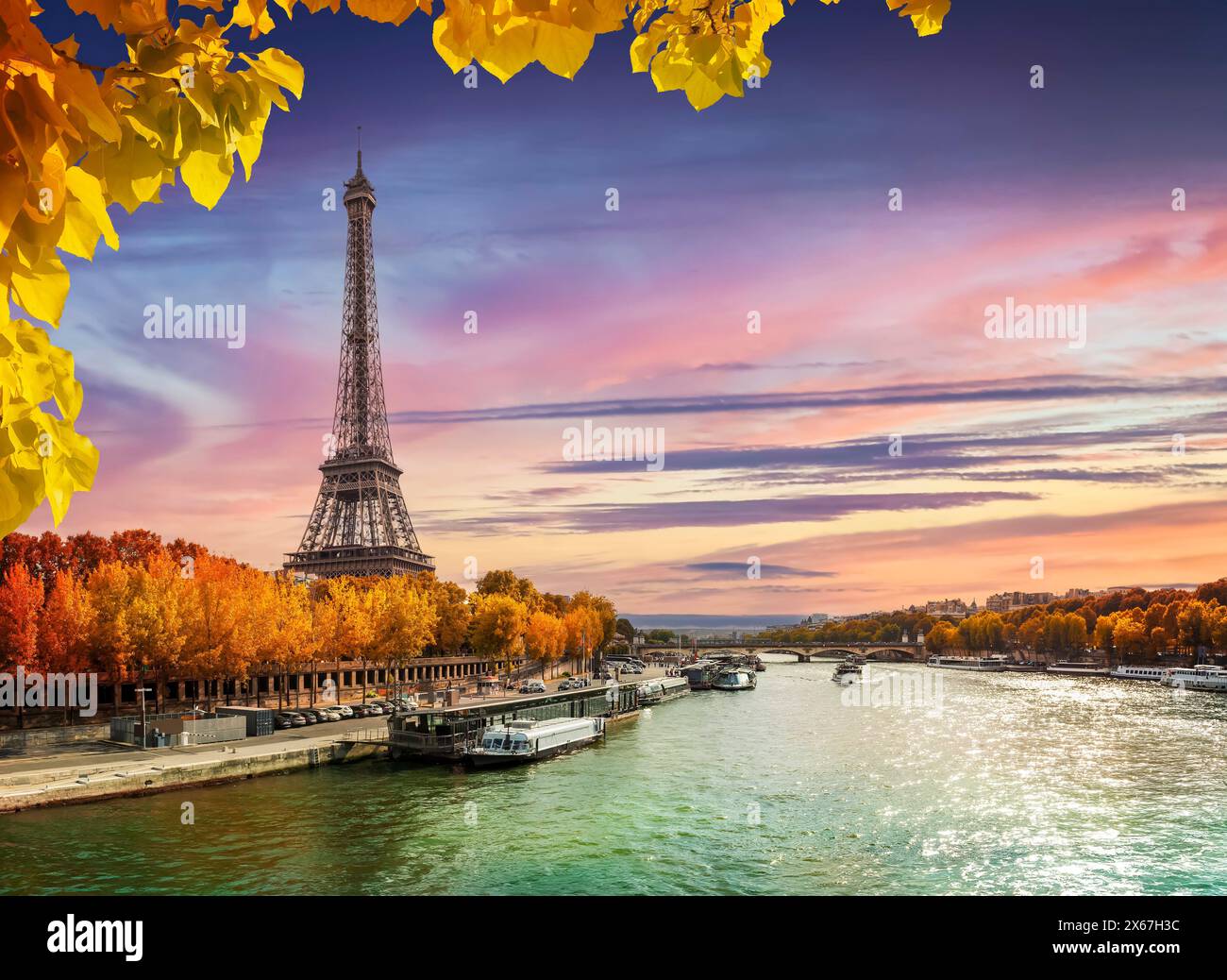 Torre Eiffel sulla riva della Senna a Parigi, Francia Foto Stock
