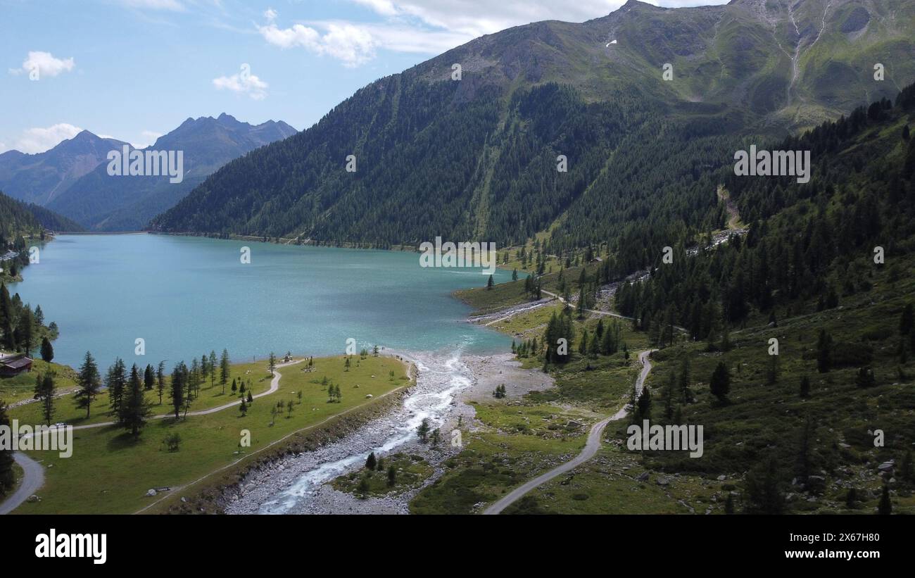 Un lago limpido nelle Alpi Foto Stock