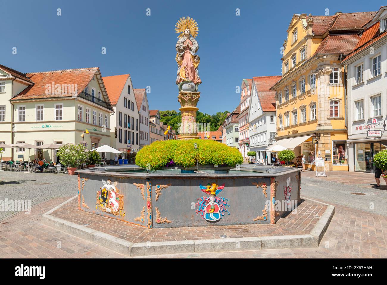 Madonna della luna di Mezzaluna presso la fontana Marienbrunnen sulla piazza del mercato, Schwäbisch Gmünd, Baden-Württemberg, Germania Foto Stock