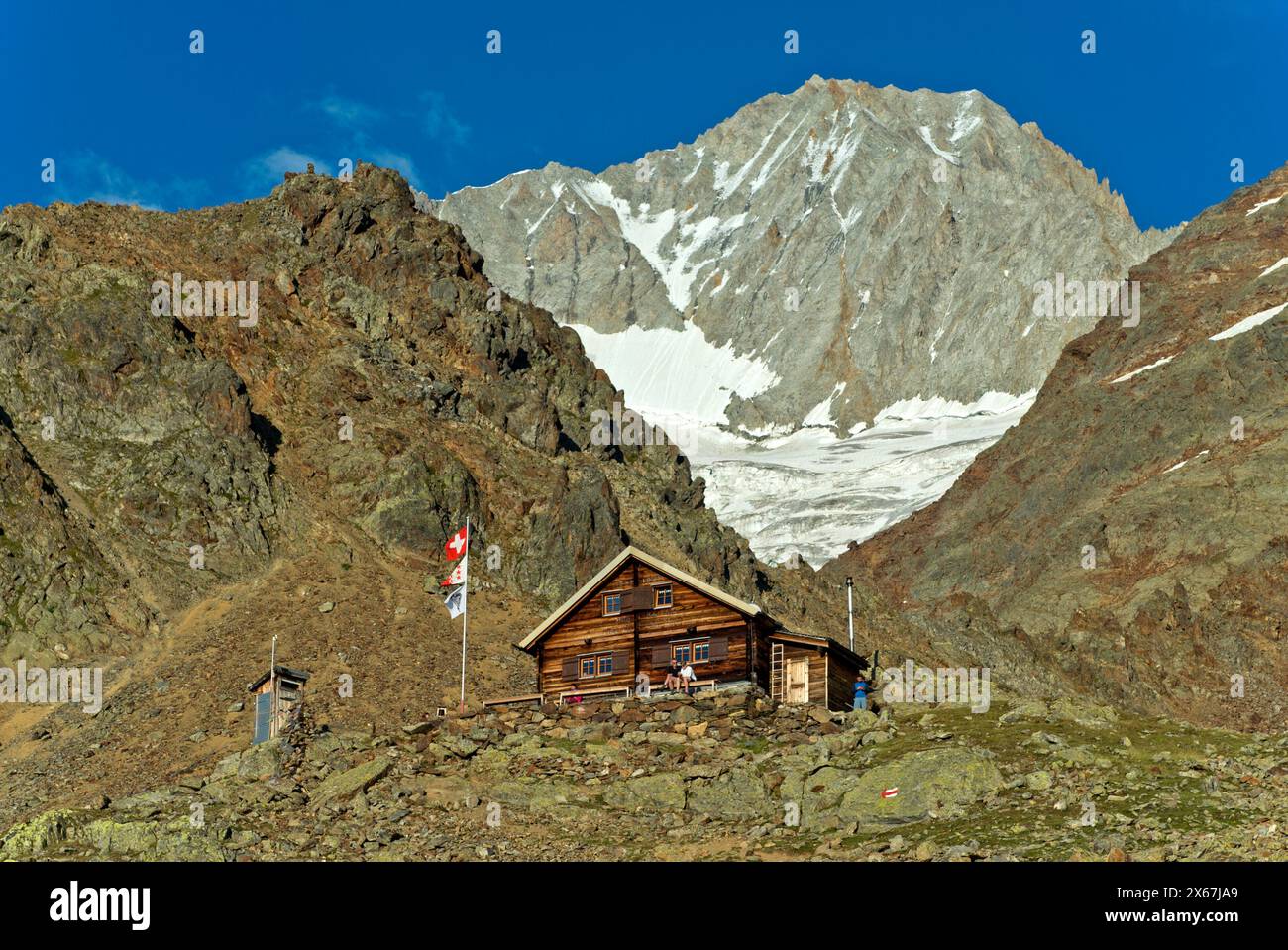 Capanna Bietschhorn del Club Alpino accademico di Berna AACB, cima Bietschhorn sul retro, Lötschental, Vallese, Svizzera Foto Stock