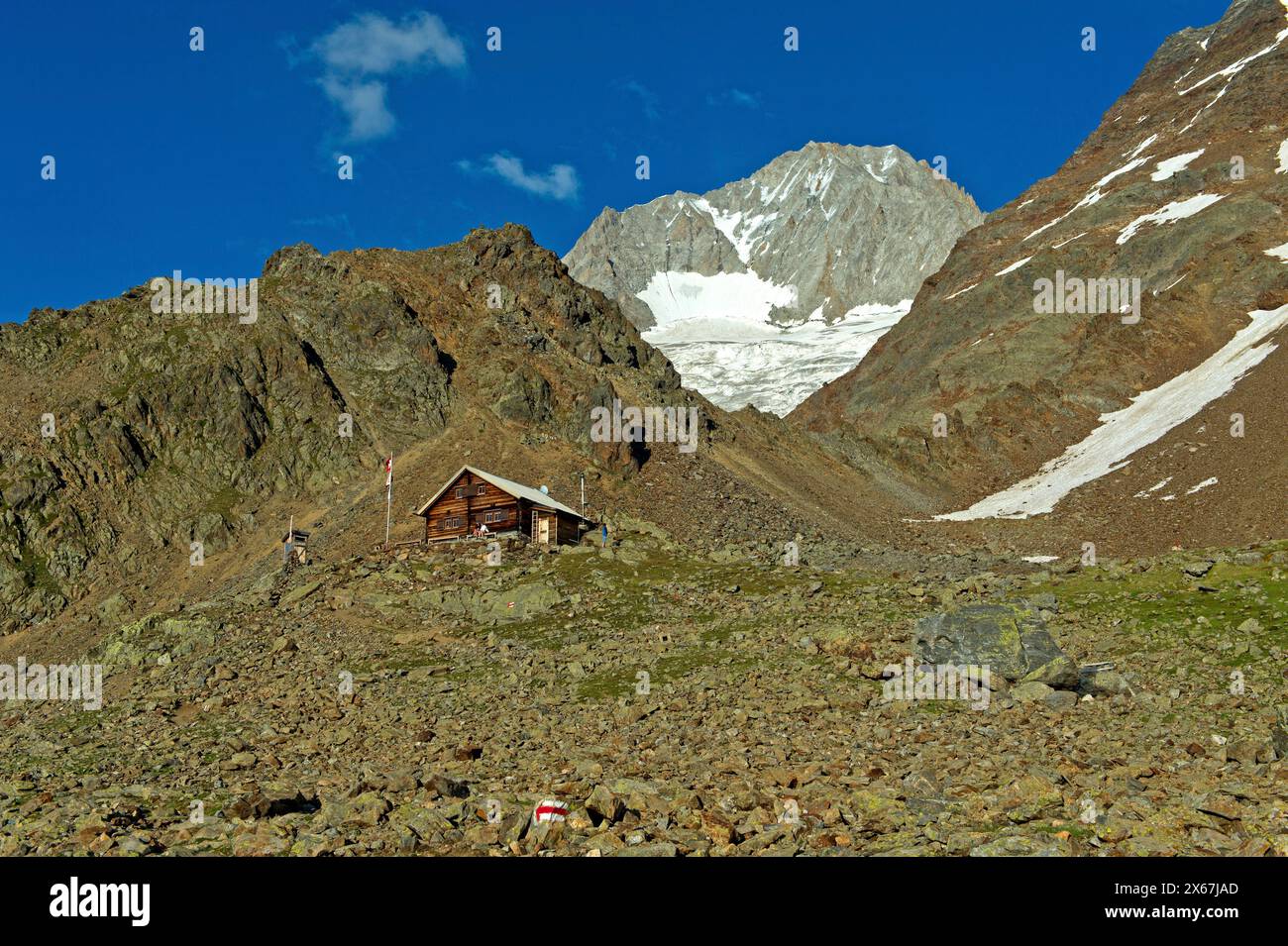 Capanna Bietschhorn del Club Alpino accademico di Berna AACB in un campo di ghiaia ai piedi della vetta del Bietschhorn, Lötschental, Vallese, Svizzera Foto Stock