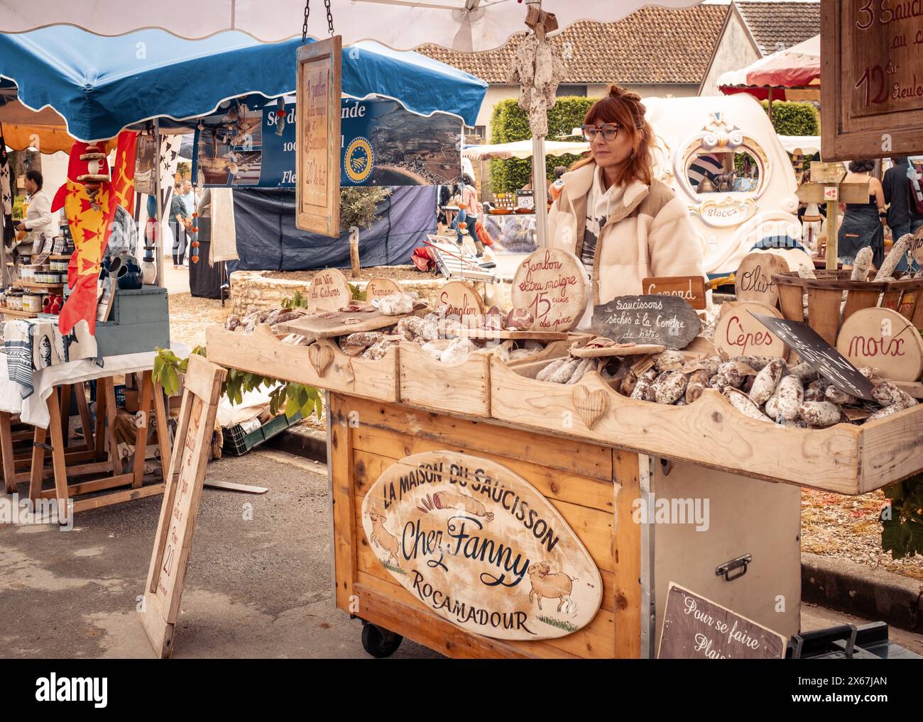 Nabirat, Nouvelle-Aquitaine, Francia - 12 maggio 2024: Un venditore di salumi alla fiera annuale delle fragole, Foire de la Fraise, a Nabirat nel Foto Stock