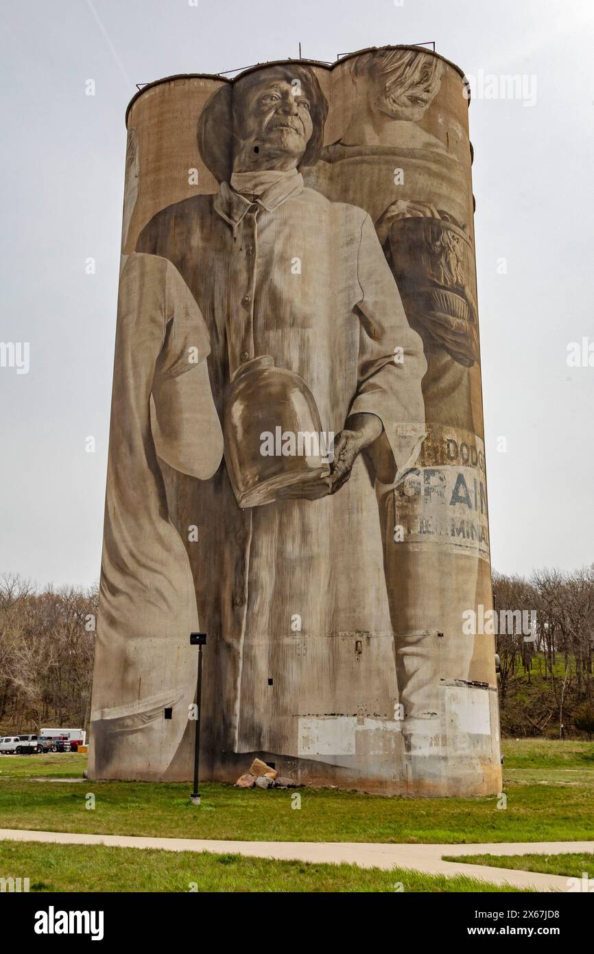 Fort Dodge, Iowa - Un murale sul terminal dei cereali di Fort Dodge in disuso mostra sette figure che rappresentano la gente della comunità. E' stato dipinto da Au Foto Stock