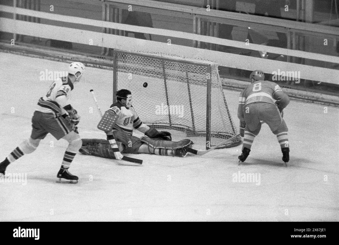 Vintage Winter Olympics Games foto: Grenoble 68, gara di hockey su ghiaccio URSS contro USA, URSS Winning 10-2 Data: 9 febbraio 1968. Il portiere americano guarda mentre il disco entra al netto del gol del giocatore sovietico Foto Stock