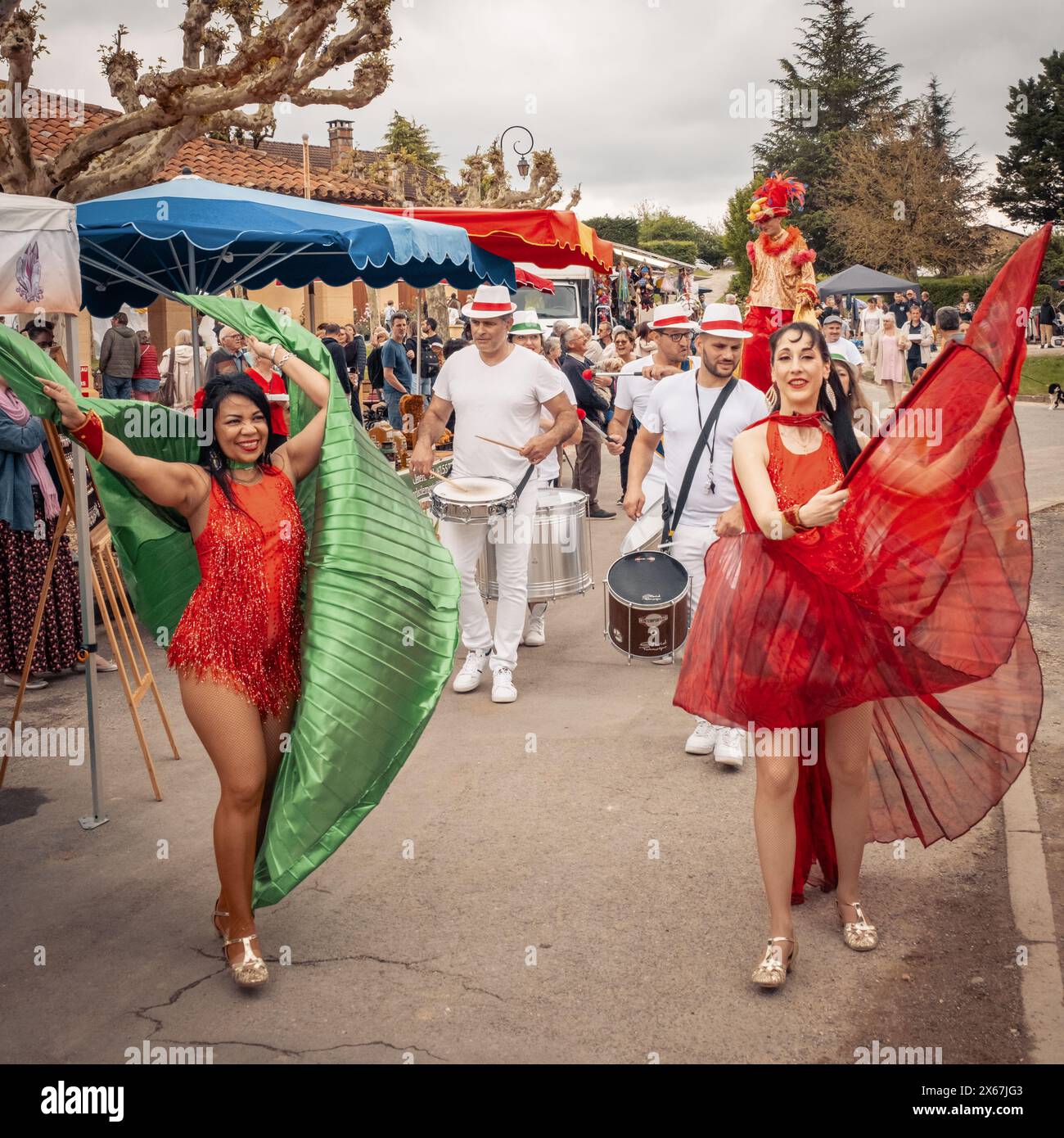 Nabirat, Nouvelle-Aquitaine, Francia - 12 maggio 2024: Un gruppo di tamburi, ballerini e trampolini intratterranno i visitatori all'annuale fiera delle fragole, Foire Foto Stock