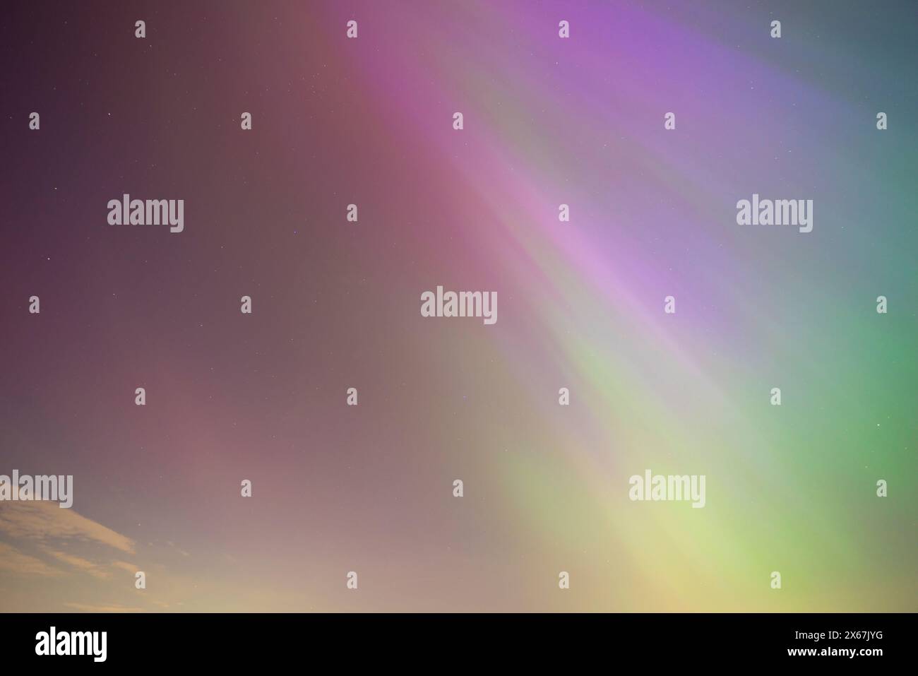 Aurora Boreale o l'aurora boreale sopra il Regno Unito a maggio 2024 - luce settentrionale regno unito aurora regno unito Foto Stock