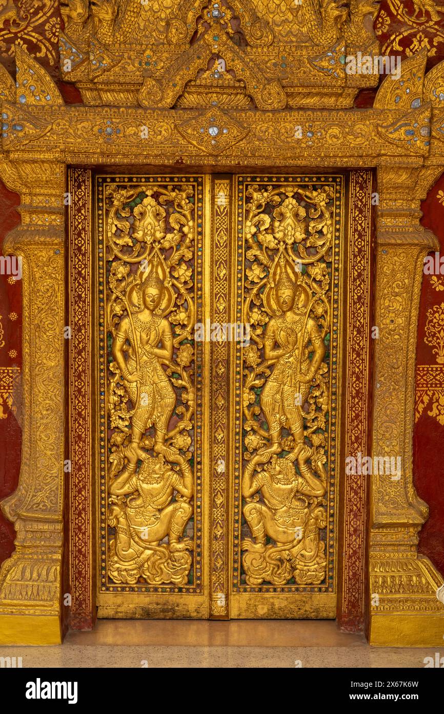 Porta con rilievi dorati del tempio buddista Wat Xieng Thong Luang Prabang, Laos, Asia Foto Stock