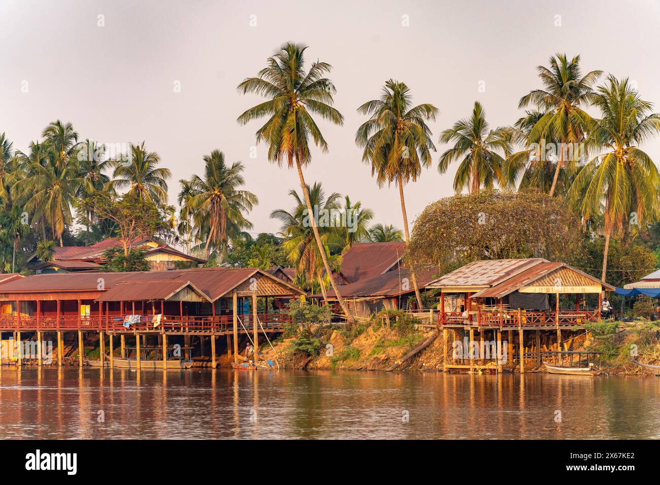 Palafitte sul fiume Mekong sull'isola Don Khon, si Phan Don, provincia di Champasak, Laos, Asia Foto Stock