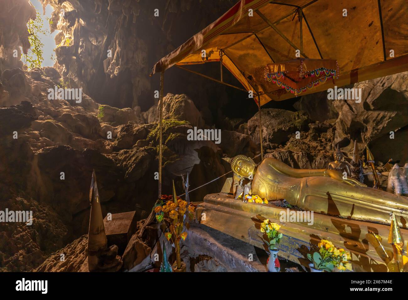 Buddha sdraiato nella grotta Tham Phu Kham vicino a Vang Vieng, Laos, Asia Foto Stock