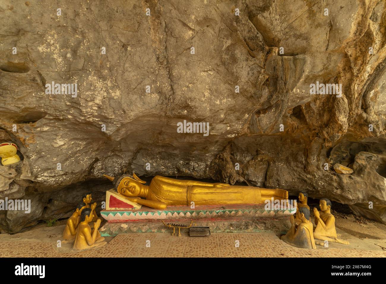 Buddha sdraiato nella grotta degli elefanti Tham Xang vicino a Vang Vieng, Laos, Asia Foto Stock